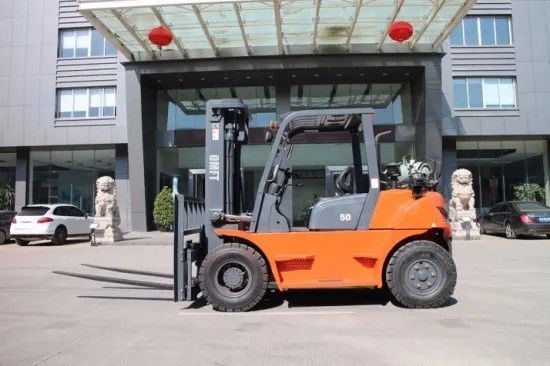 Tires Pneumatic or Solid 5ton LPG Forklift with Cabin GM4.3 Engine